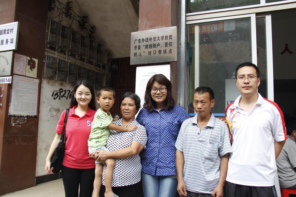 车小真一行与必赢官网对口扶贫户合影